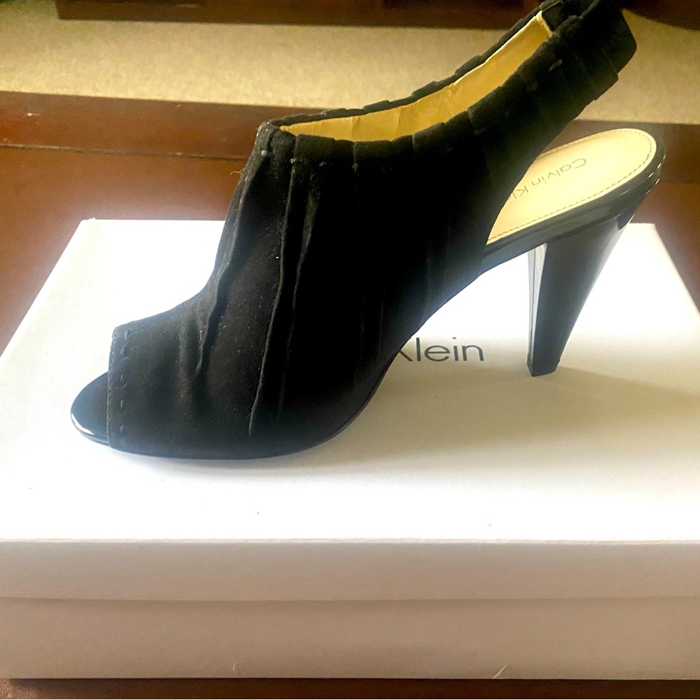Calvin Klein Iona Kid Suede Sandals - sz 9.5 (NEW)